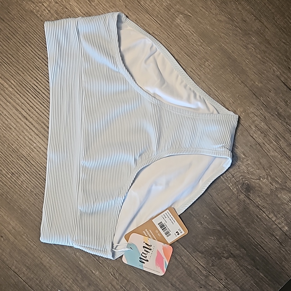 Nani Swim Bottom. Textured Galcier mid-rise bottom. Size M.
